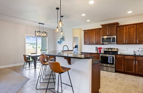 Tri-Cities House | Conveniently located Clean Rambler.