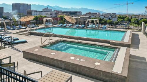 Rio Grande Apartment | Convention Center Lux - 2BR 2BA - Pool Gym HotTub