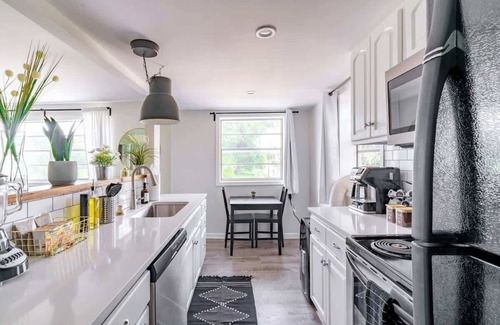 Victorian Village House | Convention - Private Parking - Pets - Short North