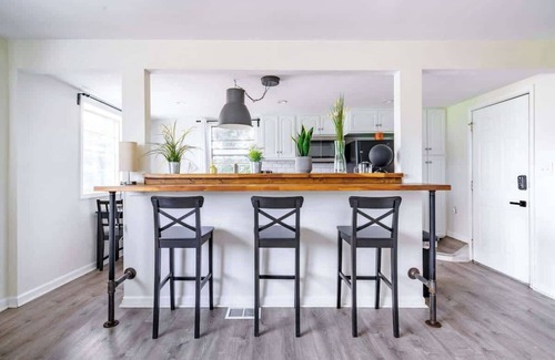 Victorian Village House | Convention - Private Parking - Pets - Short North
