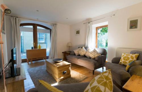 Pittenweem Apartment | Converted coach house with parking in Pittenweem