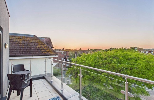 Cooden Apartment | Cooden Beach | Sleeps 10 | Parking