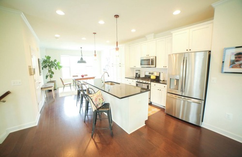 Belmont House | Cool 4-bedroom townhome walkable to restaurants