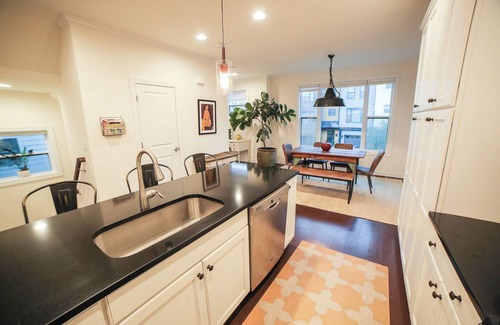 Belmont House | Cool 4-bedroom townhome walkable to restaurants