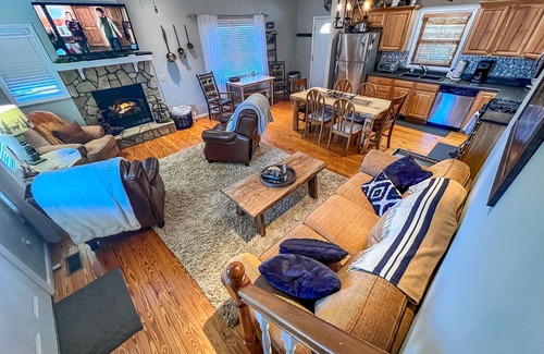Buck Mountain Cabin | Cool Breezes & Mtn Views await You on the Deck This Sept @ Bluff Mtn Retreat