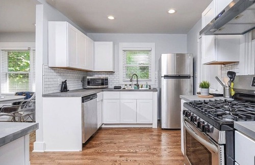 Stone Mountain House | Cool City Cottage (MINS FROM AIRPORT/CITY) 2B 1B
