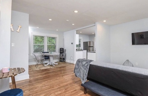 Stone Mountain House | Cool City Cottage (MINS FROM AIRPORT/CITY) 2B 1B
