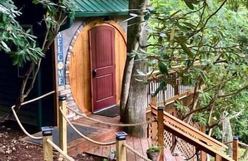 Waynesville Apartment | Cool Creekside Cabin