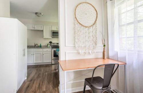 Durham Apartment | *Cool Crib * King Bed * Long Term Stays * Duke*