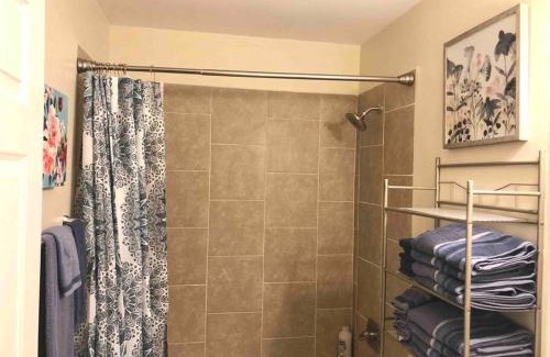 Durham Apartment | *Cool Crib * King Bed * Long Term Stays * Duke*