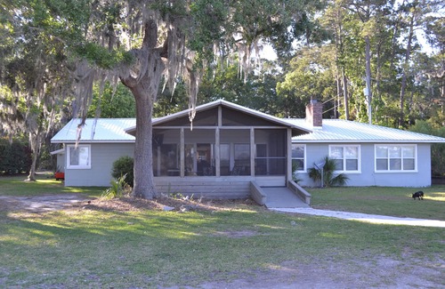 Midway House | Cool Decor @$225/nt! Oyster House Waterfront with Dock Near Savannah- Sleeps 8