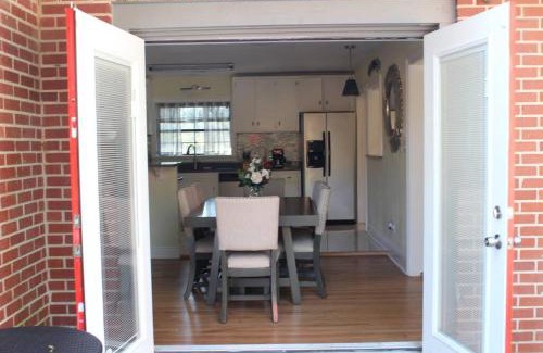 Tallahassee House | COOL HAVEN-A Quiet Elegant Contemporary Retreat