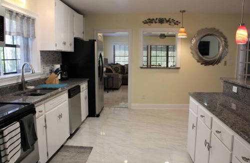 Tallahassee House | COOL HAVEN-A Quiet Elegant Contemporary Retreat