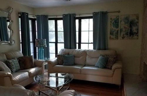 Tallahassee House | COOL HAVEN-A Quiet Elegant Contemporary Retreat