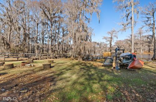 Uncertain House | Cool Moss Stone Lodge Wkayaks & Canoes