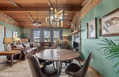 Uncertain House | Cool Moss Stone Lodge Wkayaks & Canoes