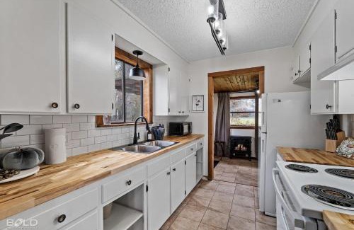Uncertain House | Cool Moss Stone Lodge Wkayaks & Canoes