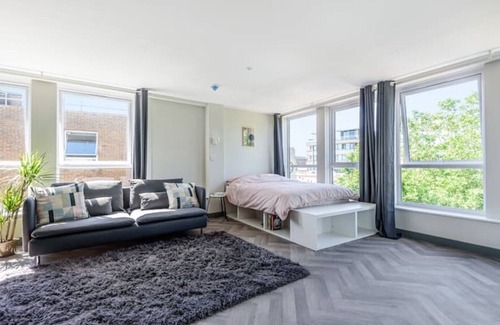 Aylesbury Apartment | Cool Penthouse flat