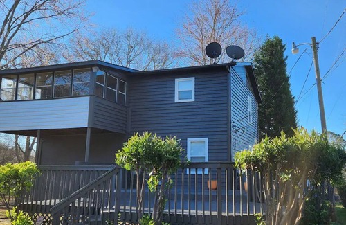 India Hook House | Cool, Retro-styled Home Near Lake Wylie