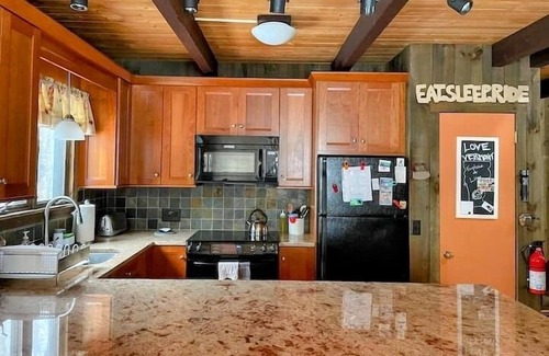 Mountain Acres Cabin | Cool Runnings Cabin: Rustic + Spacious w. Fireplace + FirePit 12 min to Stratton