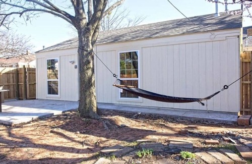 Central Oklahoma City Apartment | COOL STUDIO GARAGE LOCATED IN THE HEART OF OKC!! W/ PRIVATE YARD!!