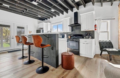 Front Park Apartment | Cool Urban Stay Downtown Loft