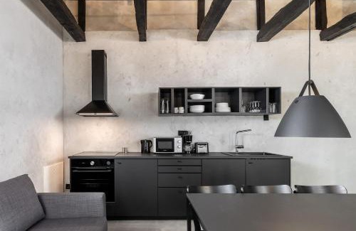 Weissensee Apartment | COOLEST Apartment in Berlin, easy Check-in, close to center, Black & White Maisonette #6