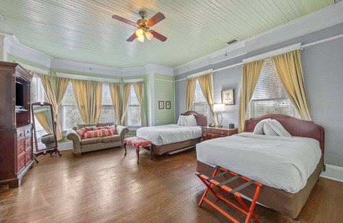 Historic Downtown Apalachicola Hotel | Coombs Inn & Suites