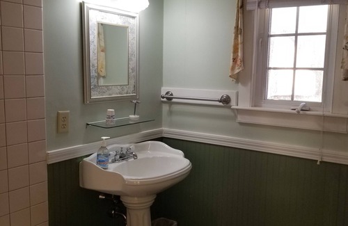 West Dover House | Cooper Hill Inn- 7 mins from Mt. Snow