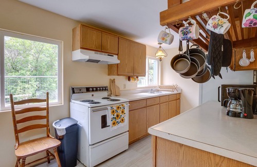 Coos Bay Apartment | Coos Bay Apartment: Hiking Trail + Creek Access!