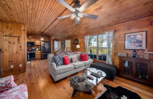 Hendersonville House | Copper Kettle Cabin A peaceful cabin, pet friendly near Hendersonville