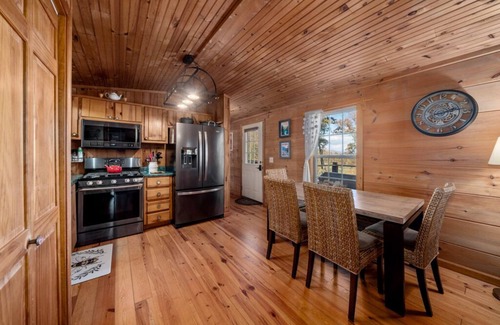 Hendersonville House | Copper Kettle Cabin A peaceful cabin, pet friendly near Hendersonville