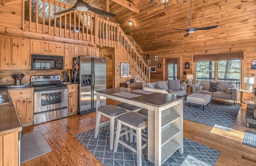 Mineral Bluff Cabin | Copper Ridge Hideaway - Dog Friendly | Pac Man Arcade Game | Hot Tub