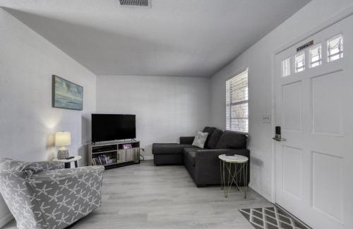 South Daytona House | Coquina Cabana with fenced yard and adorable decor