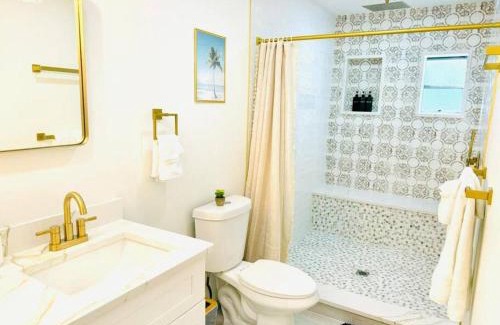 Pelican House | Coral Breeze - Remodeled Pool Game room for 8!