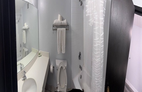 La Crosse Hotel | Coratel Inn and Suites La Crosse