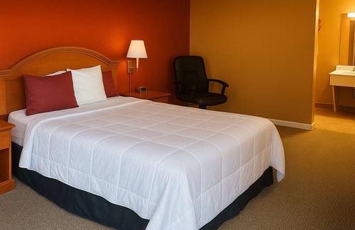 Anthony Hotel | Coratel Inn & Suites by Jasper Anthony-Deluxe 1 Queen Bed Non-Smoking
