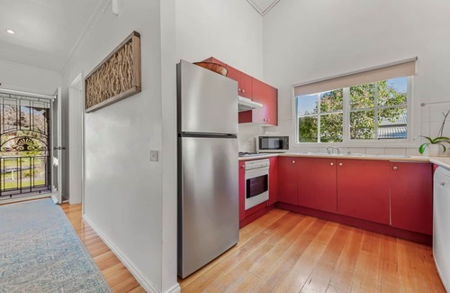 Bright Cottage | Corinda Cottage - 4 bedroom pet friendly five minute walk to town and Ovens River.