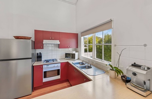 Bright Cottage | Corinda Cottage - 4 bedroom pet friendly five minute walk to town and Ovens River.