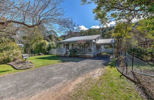 Bright Cottage | Corinda Cottage - 4 bedroom pet friendly five minute walk to town and Ovens River.