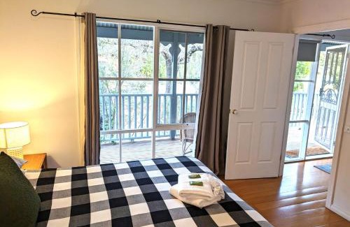 Bright House | Corinda Cottage - 4 bedroom pet friendly five minute walk to town and Ovens River.