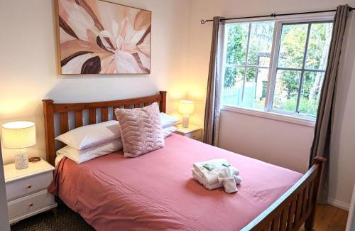 Bright House | Corinda Cottage - 4 bedroom pet friendly five minute walk to town and Ovens River.