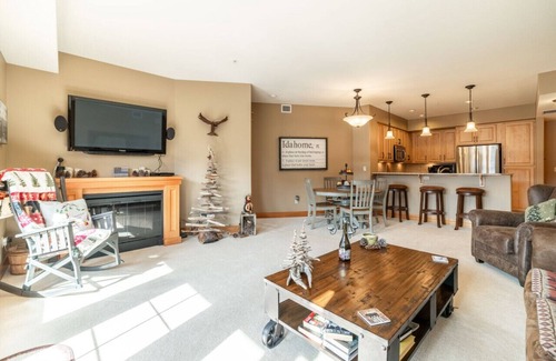 Coeur d'Alene Condo | Corner condo, amazing views, walk to shops and the river!