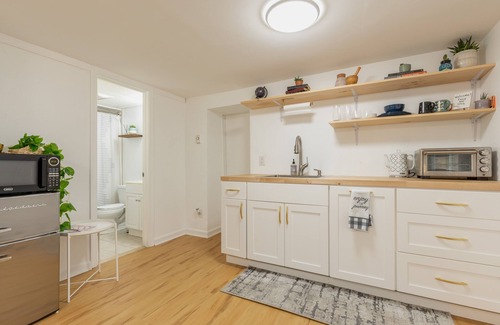Revere Apartment | Corner Cottage - cozy studio just north of Boston