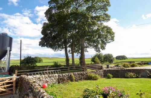 Crowdecote Cottage | CORNER CROFT, family friendly, with a garden in Longnor