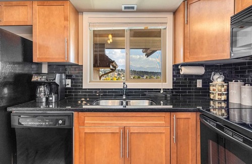 East Kootenay Condo | Corner Curio | Lake View| Pool | Hot Tub | Gym