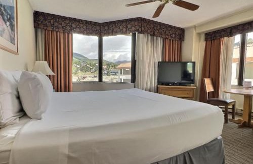 Crested Butte House | Corner King Room with Pool Hot Tub Close to Slopes