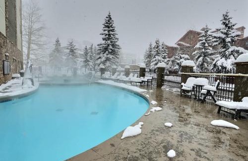 Crested Butte House | Corner King Room with Pool Hot Tub Close to Slopes