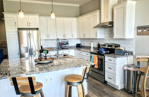 Wilmington Historic District House | Corner of Market & Front St. Renovated TOP FLOOR. Bridgeview. Renovated.