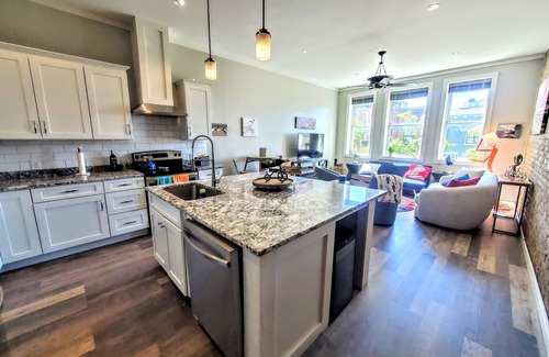 Wilmington Historic District House | Corner of Market & Front St. Renovated TOP FLOOR. Bridgeview. Renovated.